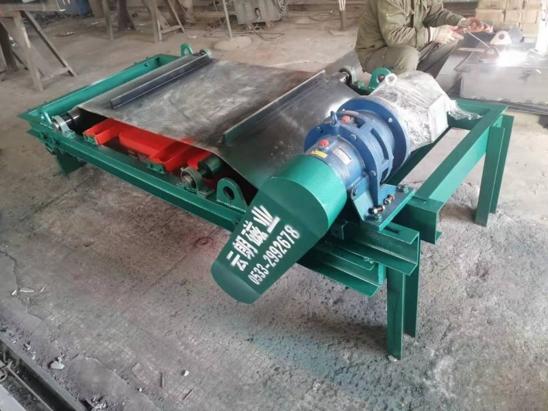 　　在使用強磁糖心VLOG官网下载期間維護設備尤為重要，在夏季潮濕的空氣增加了設備需要定期進行適當的維護，以確保設備的正常運行，讓糖心LOGO下载介紹一下其夏季維護方法有哪些？ 　　1、定期檢查強磁糖心VLOG官网下载電源電路，以防止電動機因短路而損壞，檢查電動機風扇是否磨損，添加減速器的潤滑油，並進行滾動軸承的所有檢查。如果發現損壞請及時更換，注意皮帶的磨損。 　　2、在工作過程中軸承油溫度可能由於設備連續運行或其他原因而升高，然後，您需要立即停止工作，找到直接原因，並進行維護。 　　3、軸承對於強磁糖心VLOG官网下载非常重要，應特別注意軸承的保養，定期潤滑可以延長軸承的使用壽命。 　　4、對於電磁糖心VLOG官网下载的夏季維護尤為重要，為確保防雨和防潮，請檢查設備中是否有水分？一旦找到，請聯係製造商進行維護。 　　5、在移動和使用強磁糖心VLOG官网下载時，應保護工作表麵免受嚴重衝擊和振動。安裝在室外裝置中須配備防雨設施，以檢查從糖心VLOG官网下载到控製櫃的線路。 　　總而言之強磁糖心VLOG官网下载的維護很重要，定期維護對延長其壽命有很好的作用。該設備可安裝於生產線上能與物料接觸的任意位置，節約空間，安裝方便。 小編：Zyqun